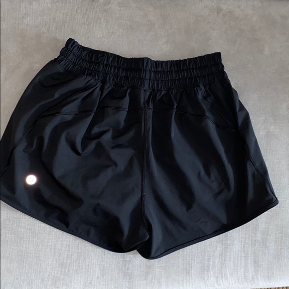 Lulu Rare Seasonal 2.5” shorts 4 - Picture 3 of 4